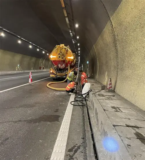 安庆隧道排水渠清淤